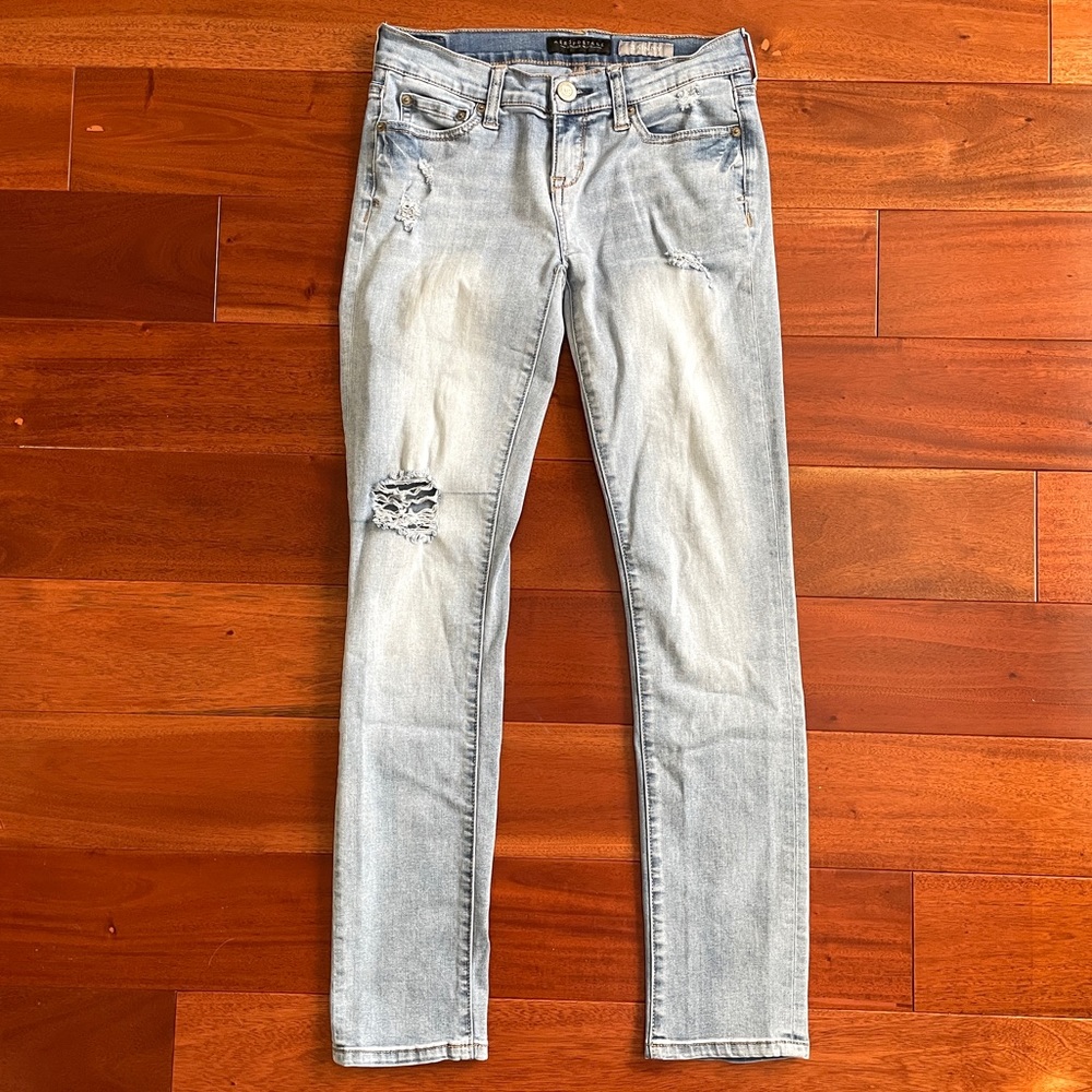 Aeropostale Light Wash Distressed Jeans Jegging Stretch Low Waisted Size 0 Short